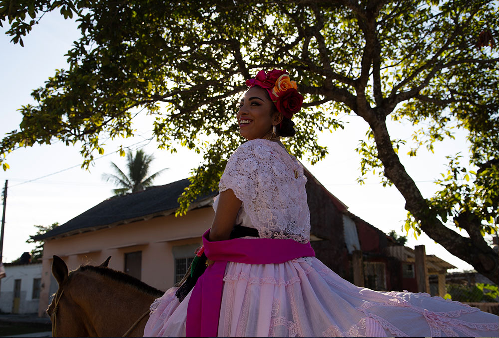 Adahara monta um cavalo vestido de moda tradicional mexicana após o tratamento com fissura labial e fenda palatina.
