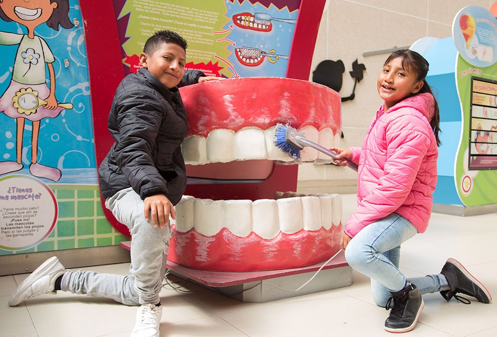 Alex e Kendra escovando dentes gigantes