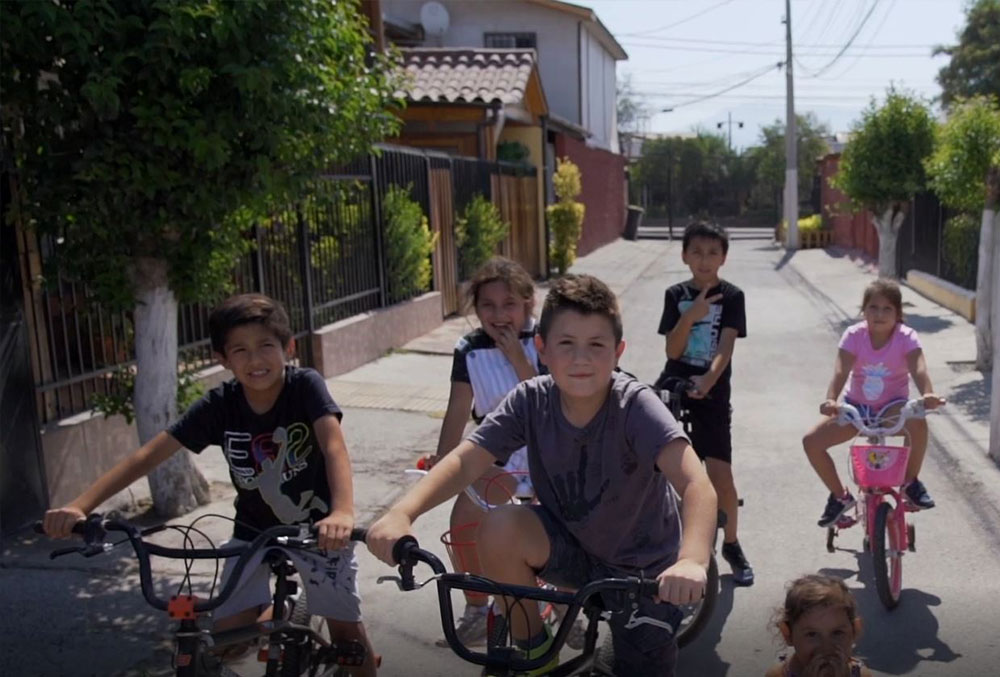 Amaro e seus amigos andando de bicicleta