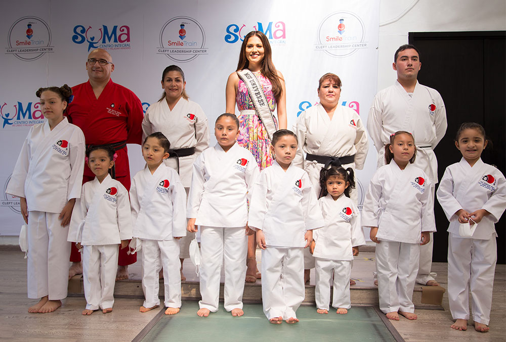 Smile Train parceiro Aula de karate do Centro SUMA com a Miss Universo Andrea Meza