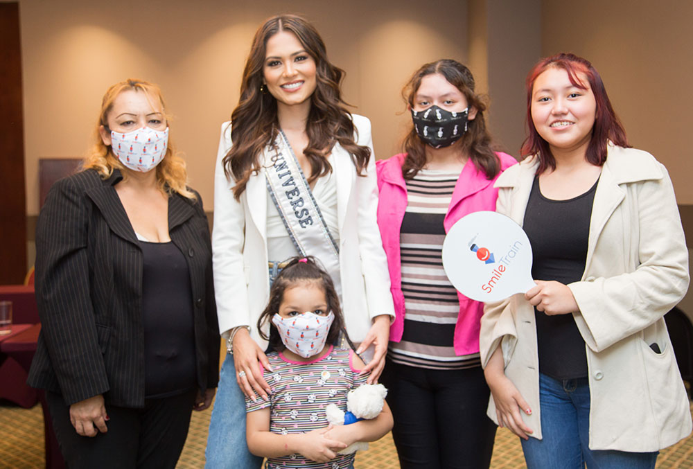 Miss Universo Andrea Meza com pacientes fissurados Smile Train no México