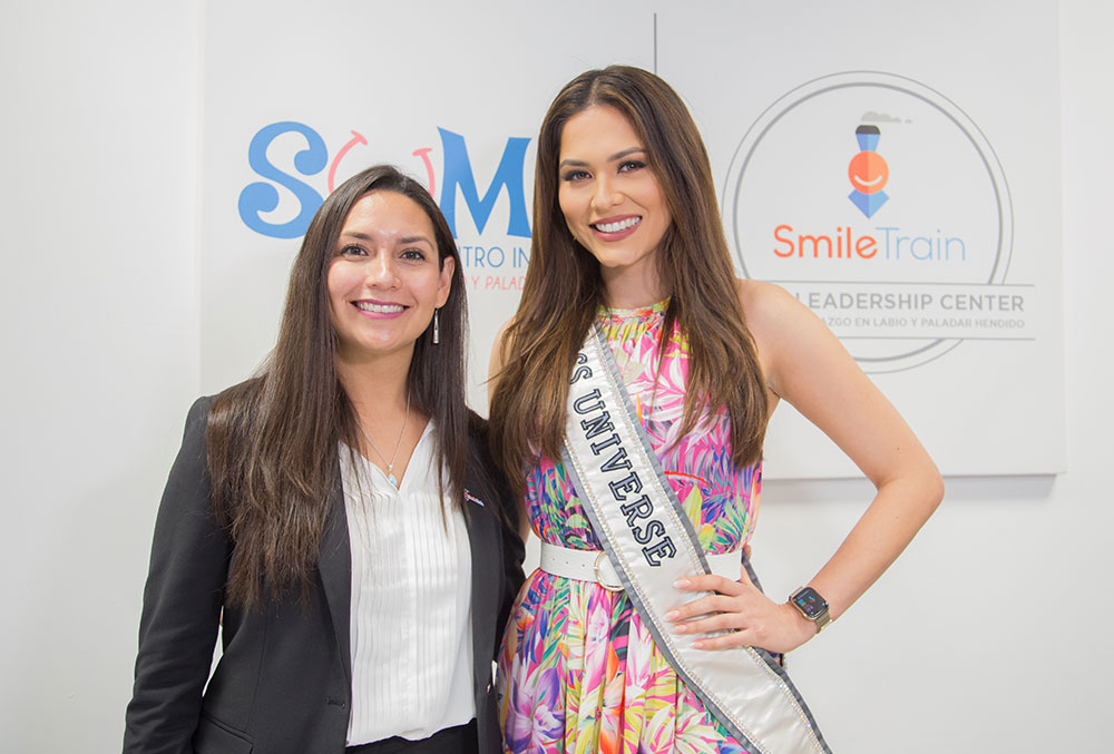 Miss Universo Andrea Meza com Monica Dominguez do Smile Train