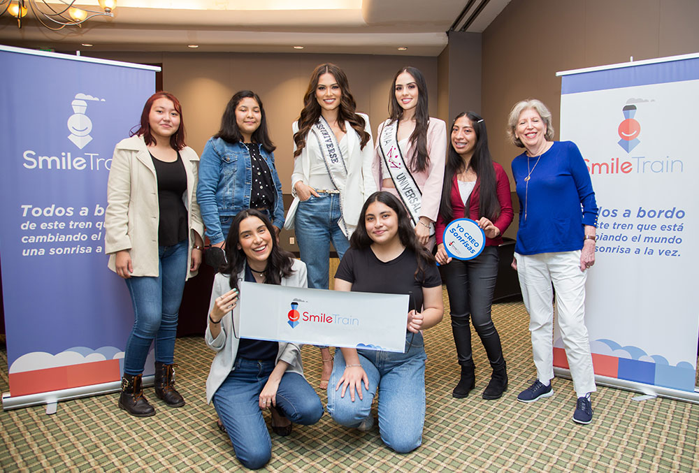 Miss Universo Andrea Meza com pacientes fissurados e parceiros da Smile Train no México