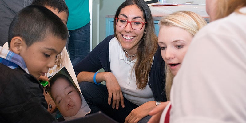 Andrea sorrindo e conversando com pacientes