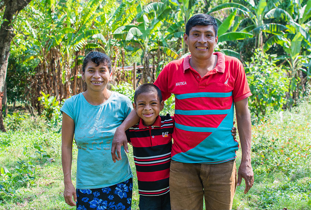 Auner com seus pais após uma cirurgia de lábio e palato gratuito na Guatemala