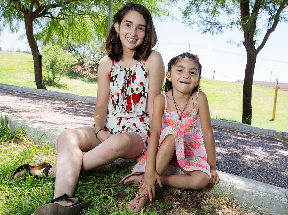 Barbara com sua irmã após tratamento gratuito para fissuras com Smile Train no México