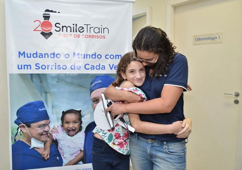 Camila abraça um paciente