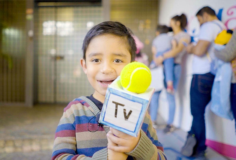 Damián bringing his microphone around Centro SUMA