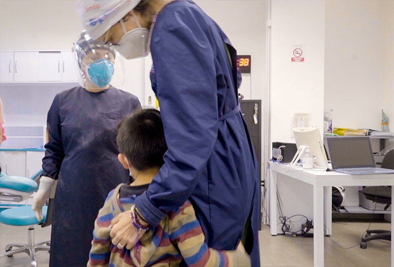 Damián getting a hug from one of his doctor friends at Centro SUMA