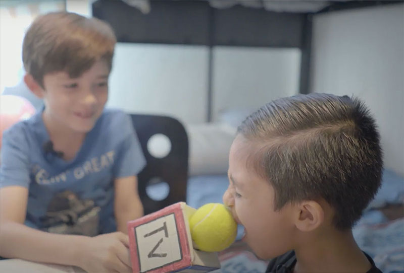 Santino entrevistando seu irmão mais novo para seu futuro show no YouTube