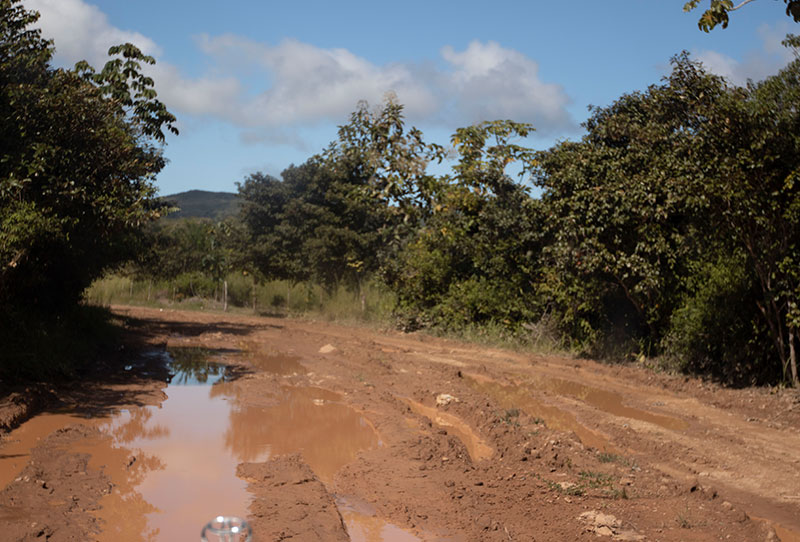A estrada esburacada e não pavimentada até a casa de Fidel