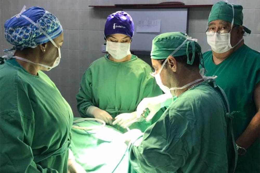 médicos realizando cirurgia fissura