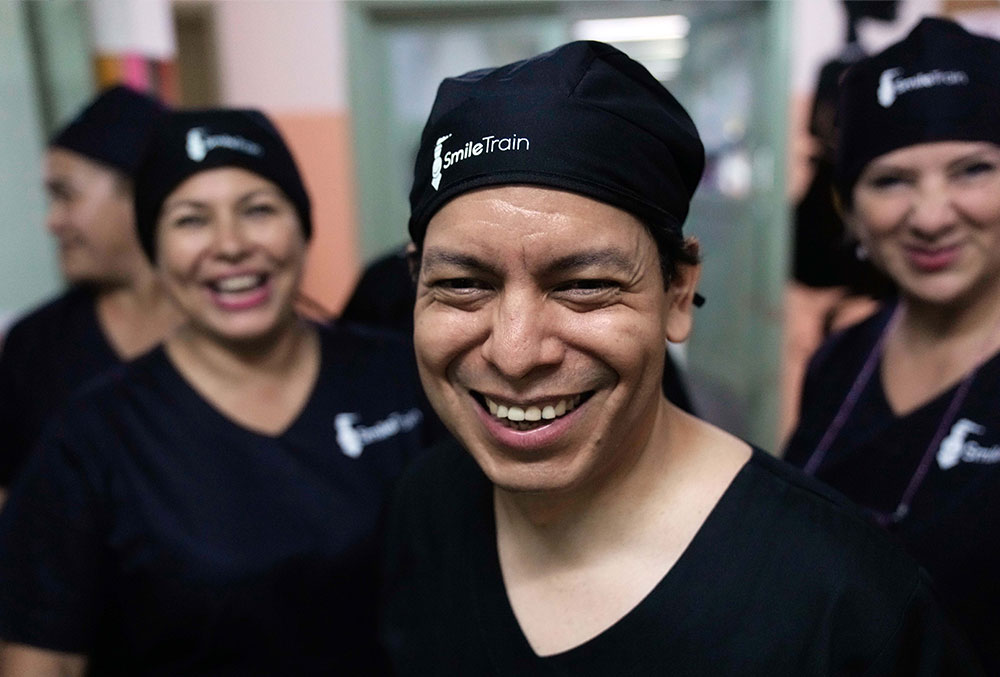 Dr. Celso Aldana no dia em que o Hospital de Clínicas finalmente se tornou parceiro da Smile Train.