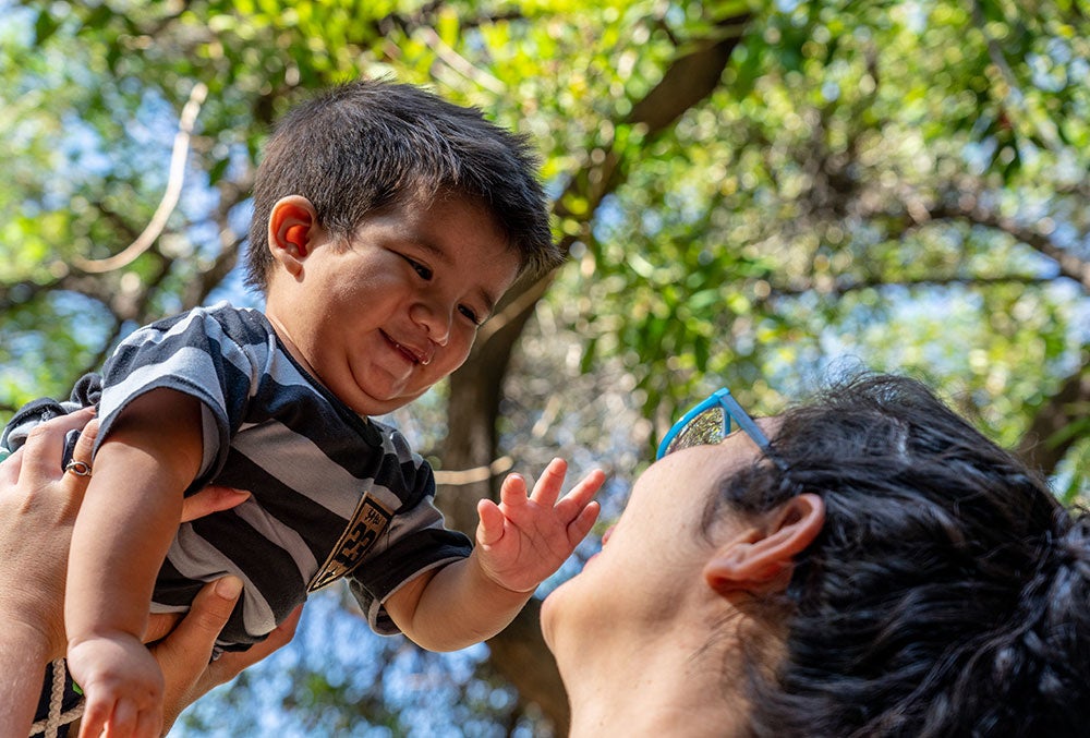 A mãe de Felix o segura após sua cirurgia gratuita de fissura patrocinada pela Smile Train na Argentina