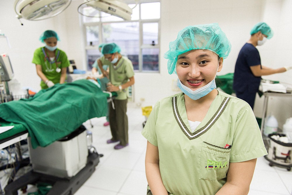 Gracee sorrindo na sala de cirurgia