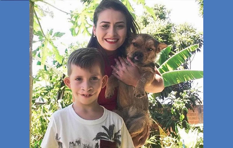 Kaio com sua mãe e seu cachorro