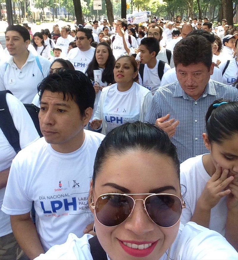 Karla com uma grande reunião de pessoas para o dia LPH