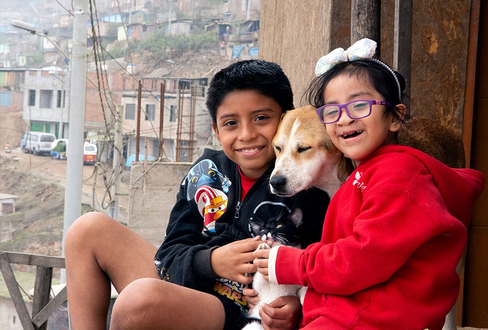 Kristhell com seu irmão, cachorro e gato