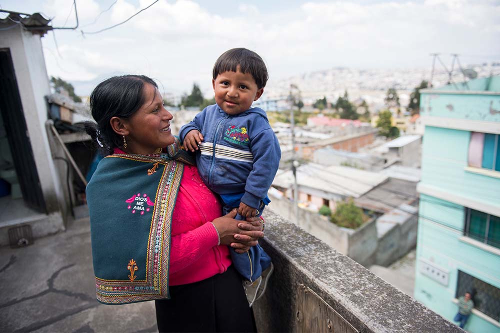 A mãe de David o segura em seus braços com uma visão de Quito
