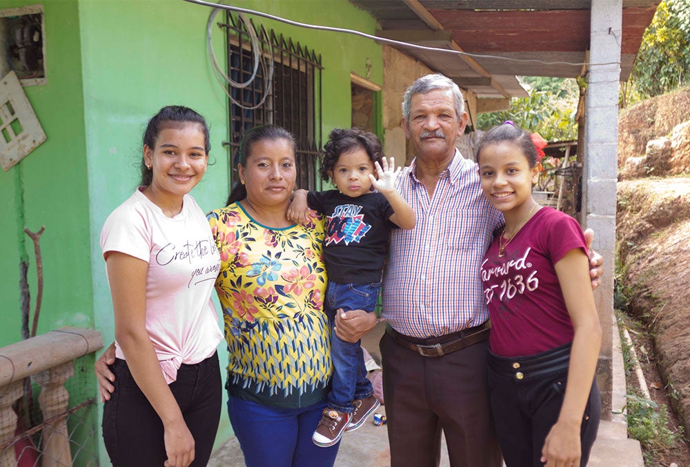 Marco com seus pais e irmãs mais velhas