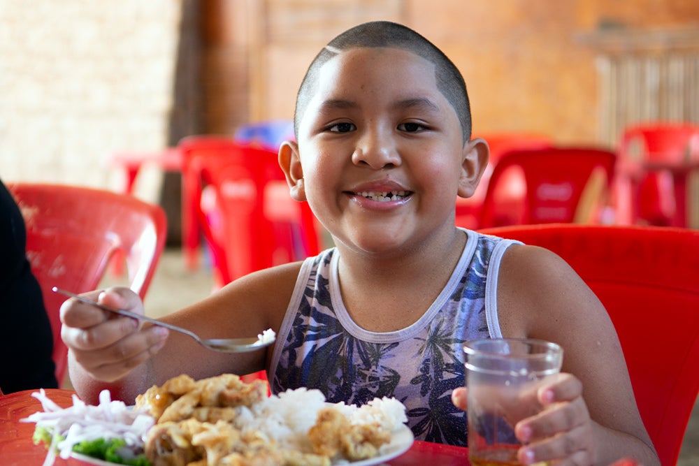 Um sorridente Ramsés almoçando