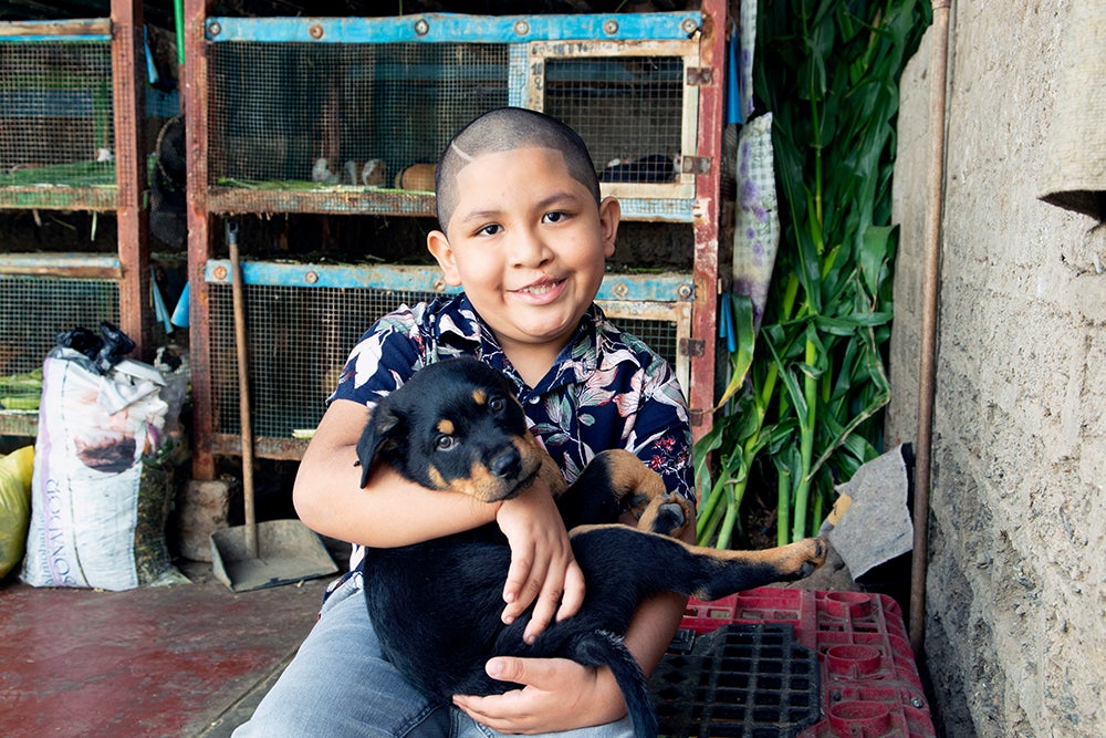 Ramsés com o cachorro de sua família