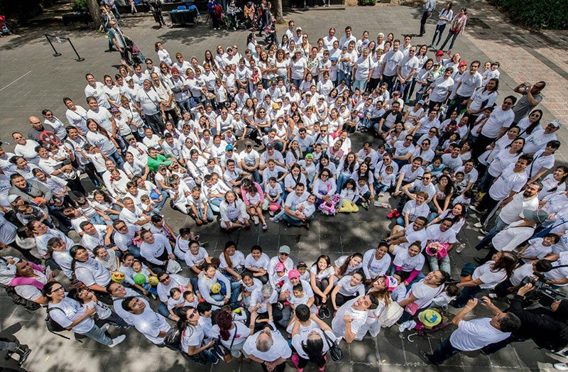 Smile Train Partners formando um rosto sorridente gigante