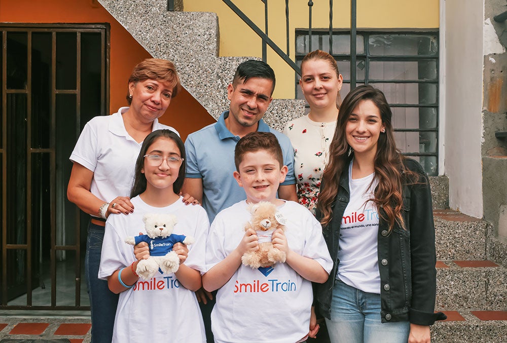 A família de Valery com a equipe da Clínicas Noel