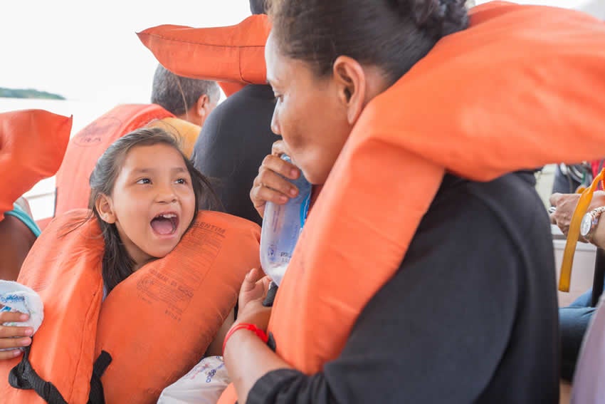 Victoria em um barco com muitos outros