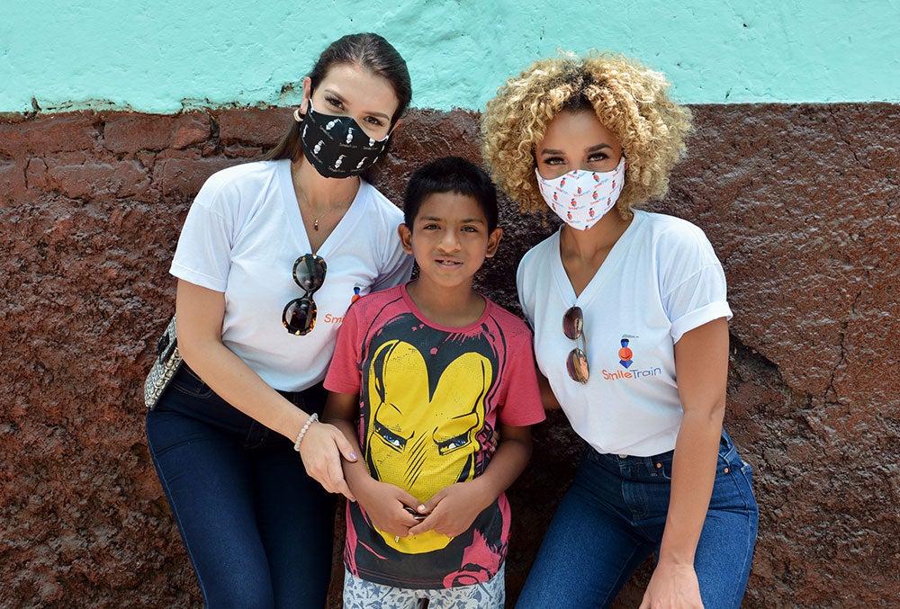 Yely e Elle conhecem Jory, paciente do Smile Train, em sua casa