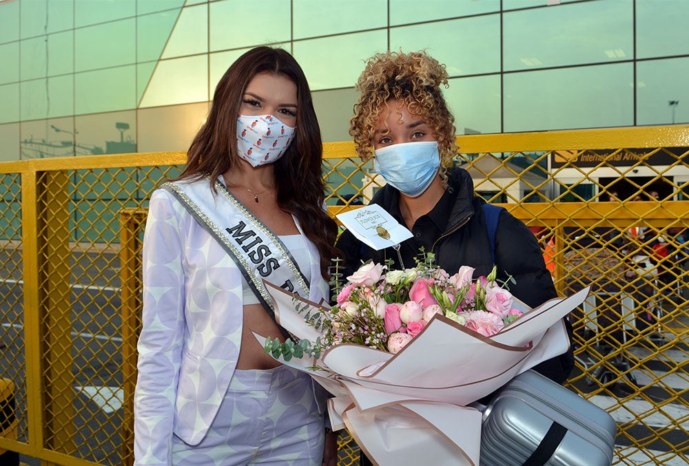 Miss Peru Yely Rivera cumprimenta Miss EUA Elle Smith em Lima