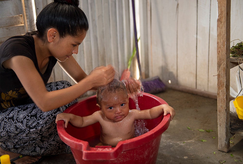 Zindia giving Joseyur a bath