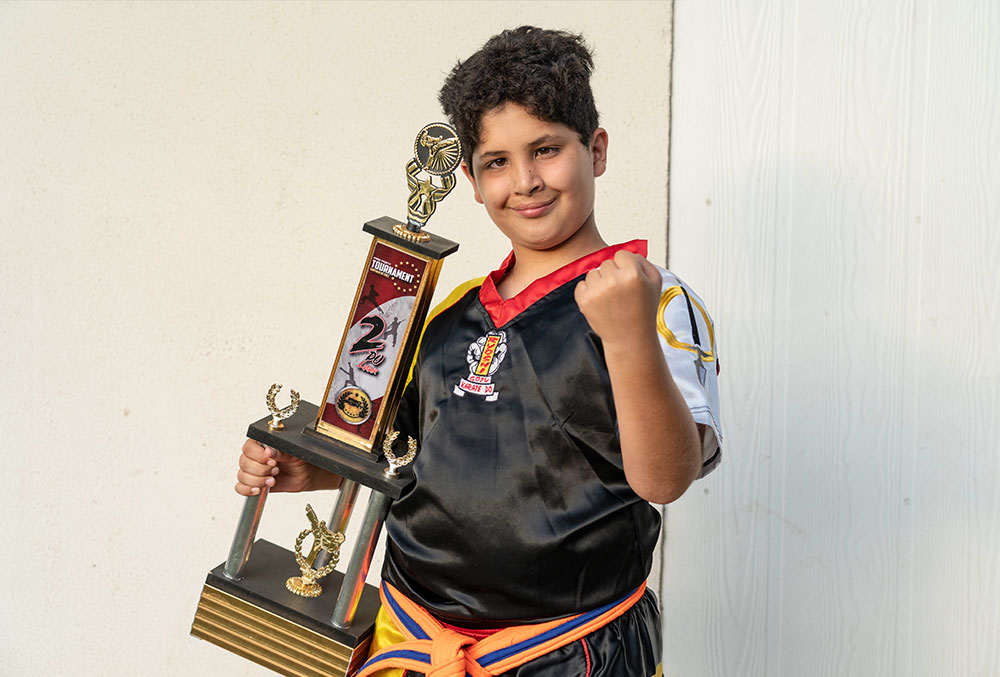  Juan sorrindo e segurando um troféu