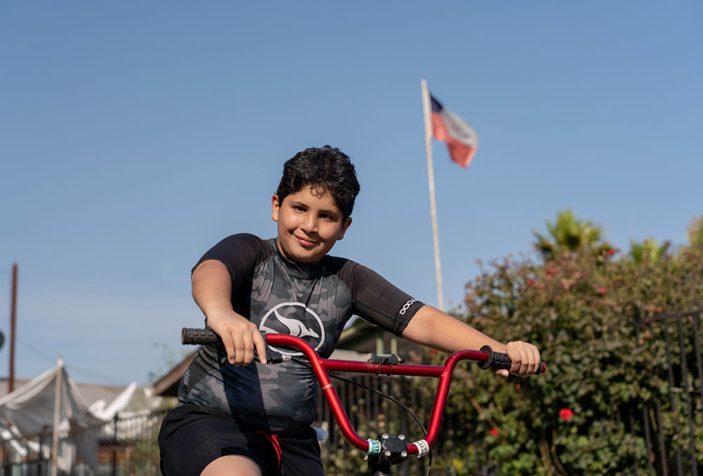 Juan sorrindo andando de bicicleta