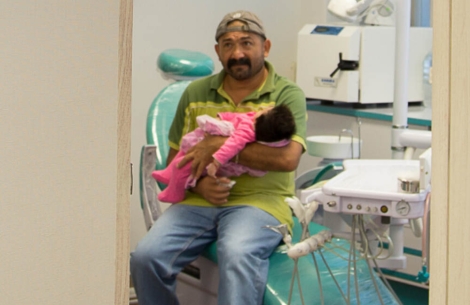 Homem a segurar bebé no Centro SUMA
