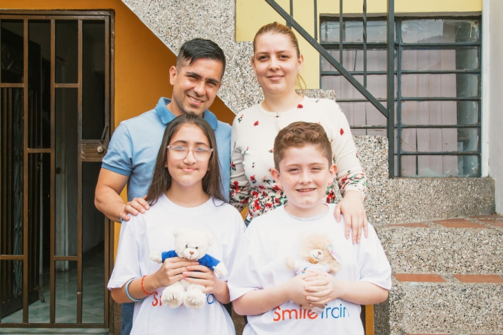 Valery com a família após cirurgia gratuita de fissura palatina