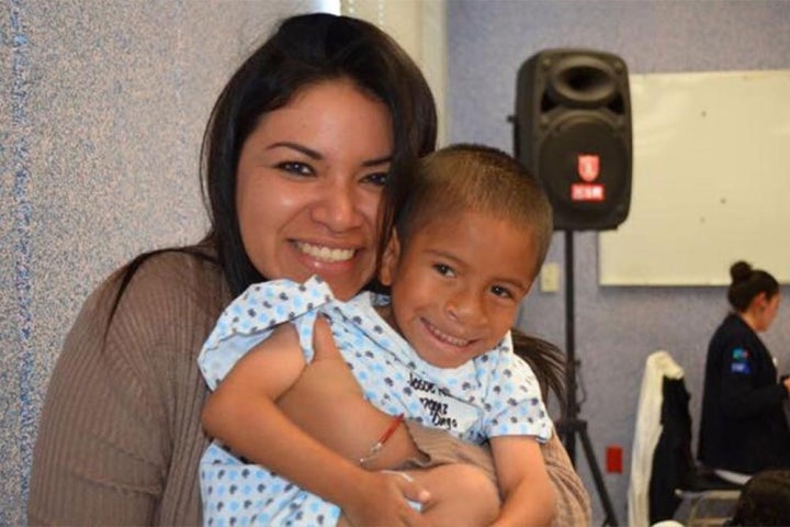 Karla segurando um paciente e sorrindo