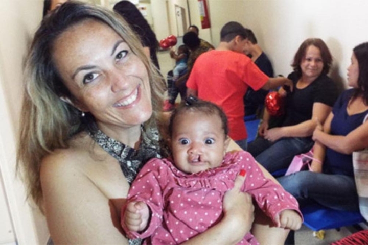 Mariane Goes smiling with a cleft patient