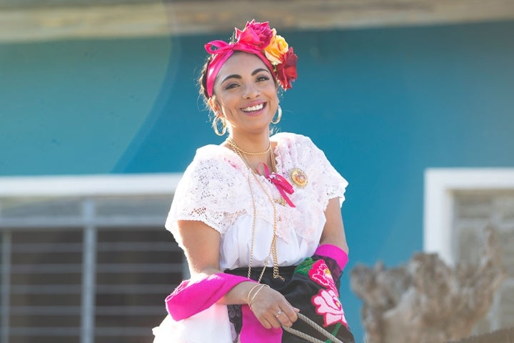 Adahara, a cavalo, sorrindo no sol mexicano após o tratamento da fenda.