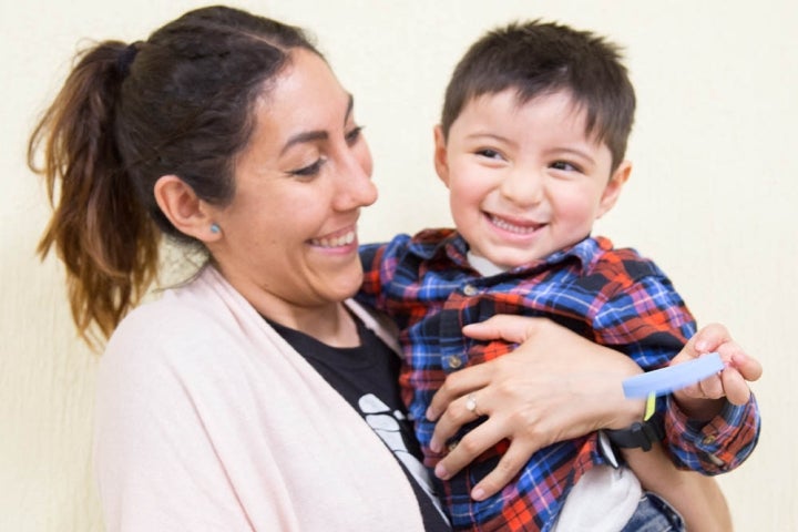 Andrea segurando um paciente sorrindo