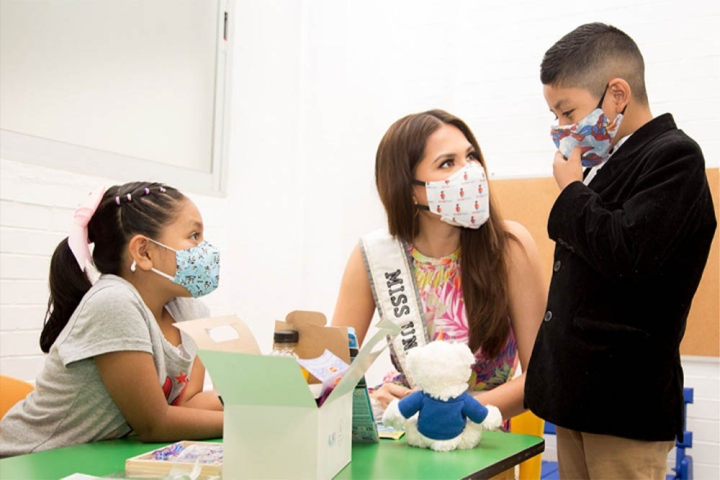 Miss Universo Andrea Meza conhece dois pacientes fissurados Smile Train no México