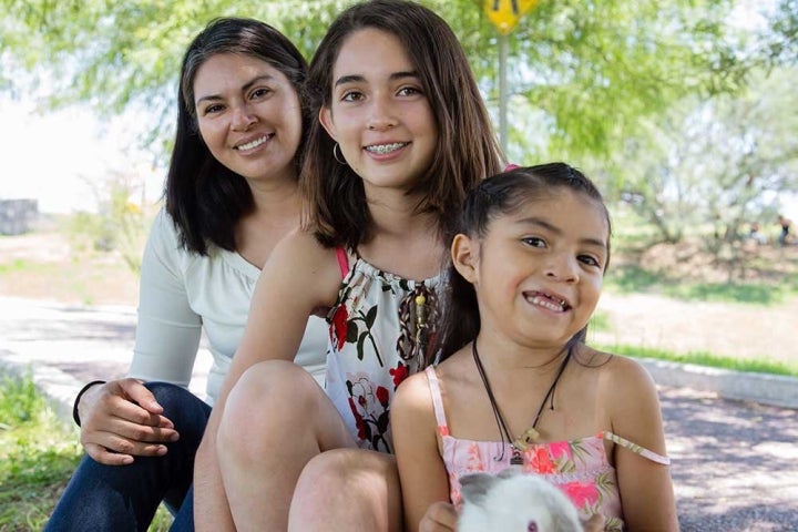 Bárbara com sua mãe e irmã.