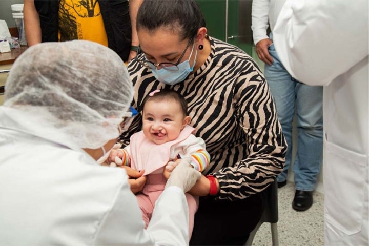 Uma bebé com a mãe na FISULAB