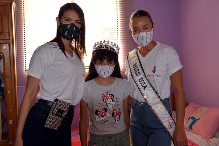 Miss Peru Yely Rivera, Estephany, paciente da Smile Train, e Miss EUA Elle Smith