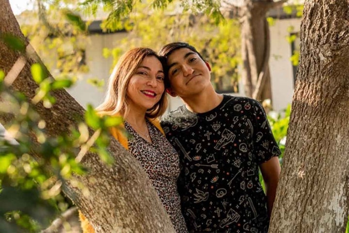 Vicente Sorrindo com sua mãe Paola