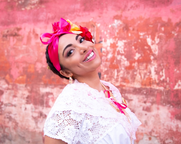 Adahara sorrindo vestido com roupas tradicionais mexicanas